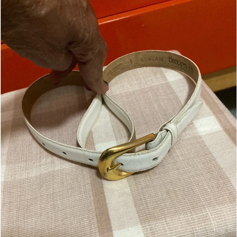 Beacon Hill Skinny White Leather Belt w Gold Buckle Sz L. USED; Good Condition - Picture 2 of 8
